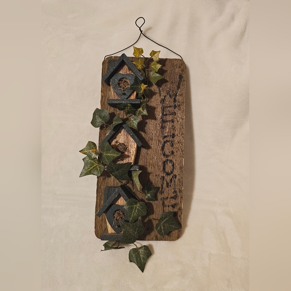 Rustic Wooden Birdhouse Welcome Wall Plaque with Faux Ivy